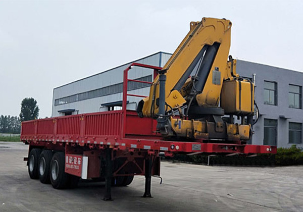 隨車起重運(yùn)輸半掛車