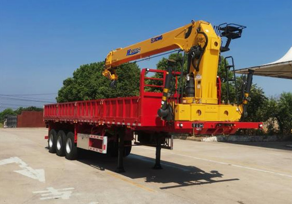 隨車起重運(yùn)輸半掛車